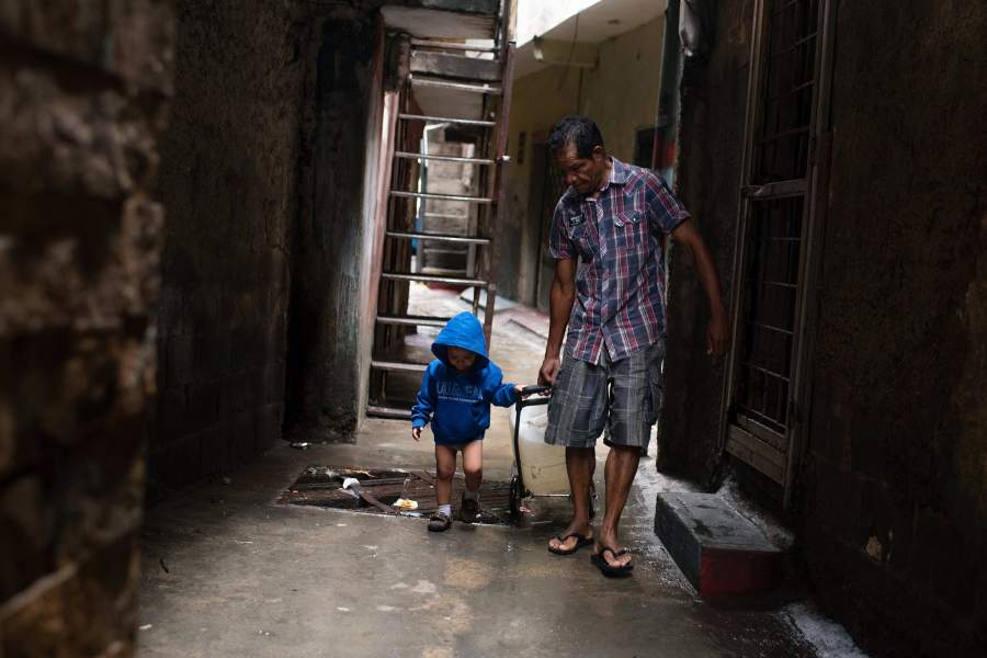 В связи с трудностями в водоснабжении, жители некоторых районов Каракаса вынуждены ждать дождя, чтобы иметь возможность получить воду