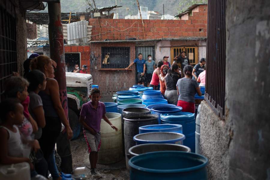В связи с трудностями в водоснабжении, жители некоторых районов Каракаса вынуждены ждать дождя, чтобы иметь возможность получить воду