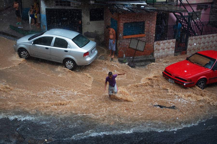 В связи с трудностями в водоснабжении, жители некоторых районов Каракаса вынуждены ждать дождя, чтобы иметь возможность получить воду