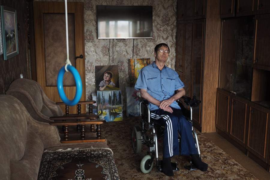 Художник Александр Максимович пишет левой рукой и только лежа. Такая необходимость возникла в результате тяжелой болезни - от рассеянного склероза парализовало почти все тело