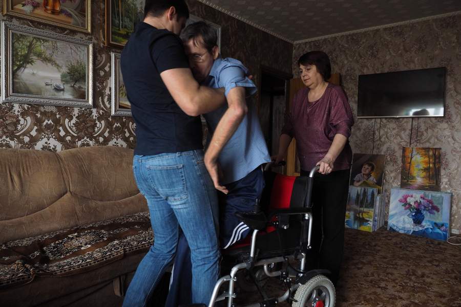 Встать с дивана Александру помогают жена Нелли и сын Станислав