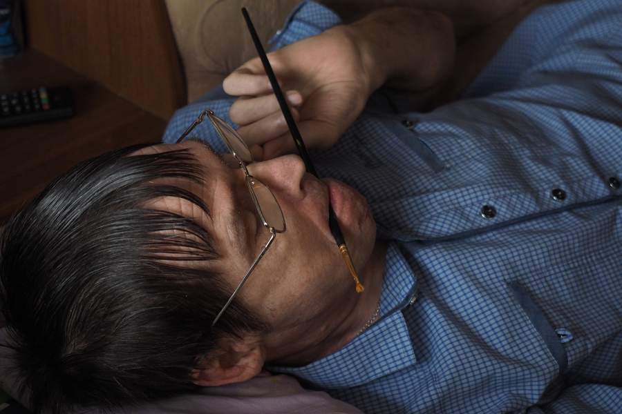 Александр работает над картиной