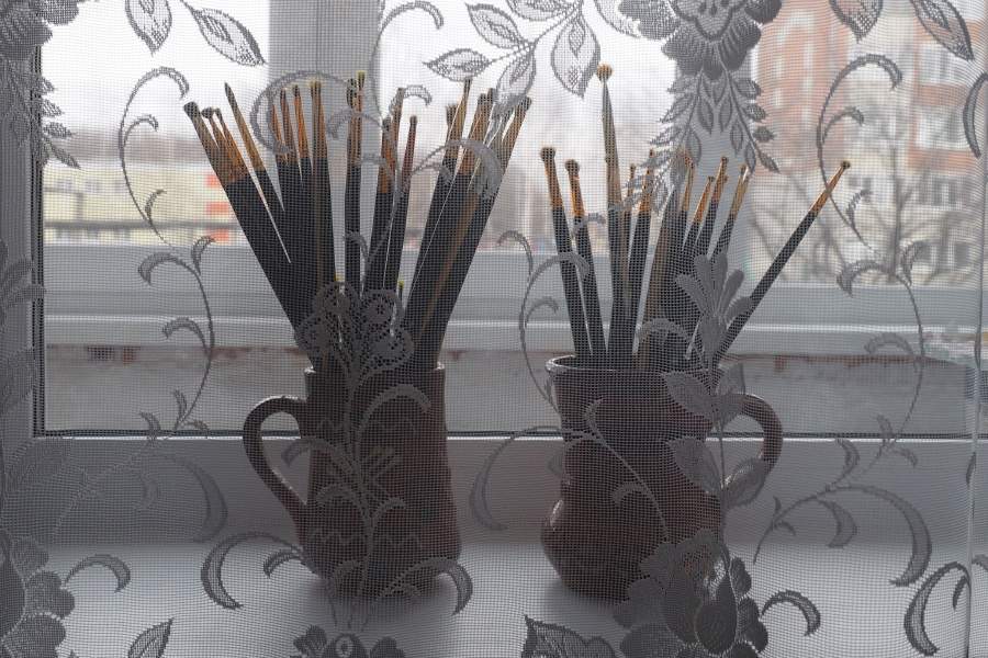 Керамические кружки, в которых обычно находятся кисти, сделаны самим Александром