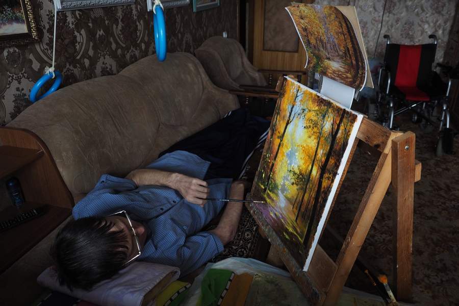 Александр работает над картиной