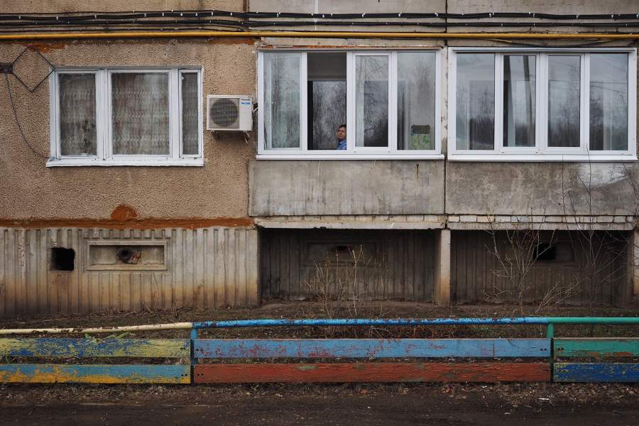 Александр не выходит из дома, обычно «прогулка» проходит на балконе