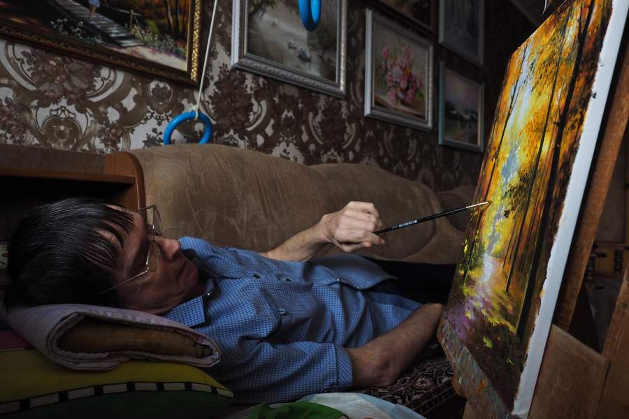 Александр работает над картиной