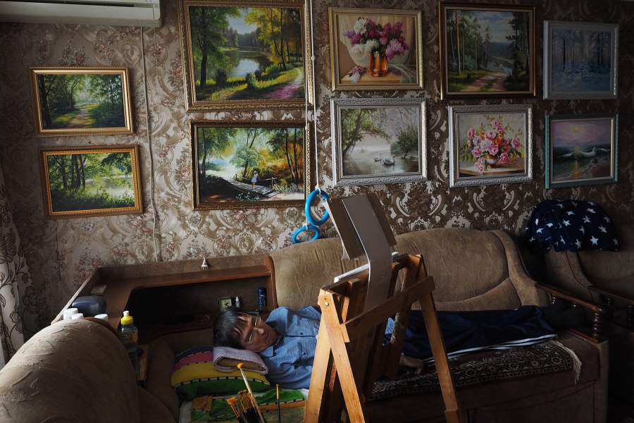 Александр работает над картиной