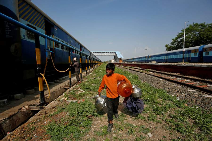 Индийские дети ездят за водой на поезде