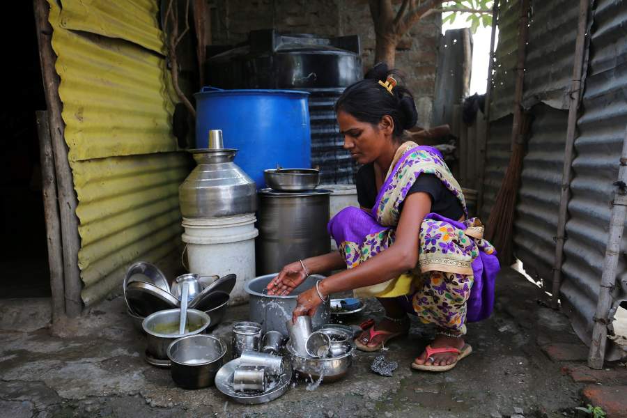 Индийские дети ездят за водой на поезде