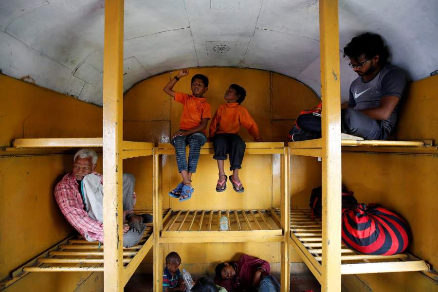 Индийские дети ездят за водой на поезде