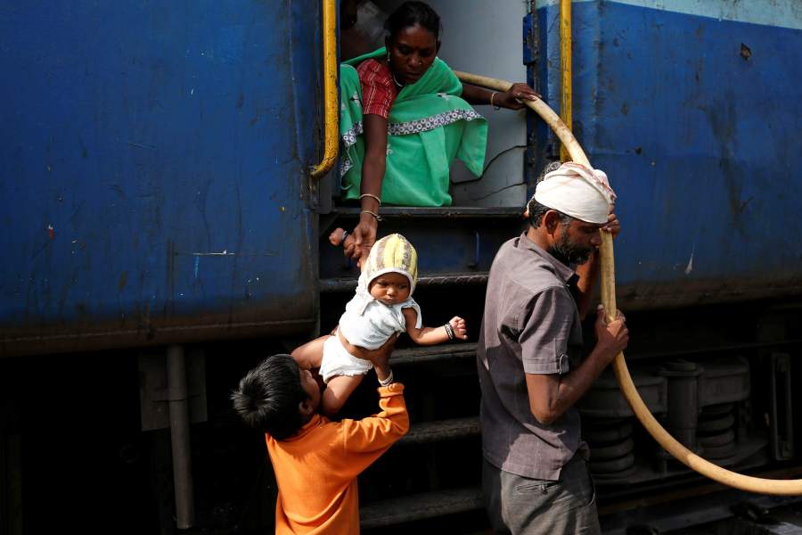 Индийские дети ездят за водой на поезде