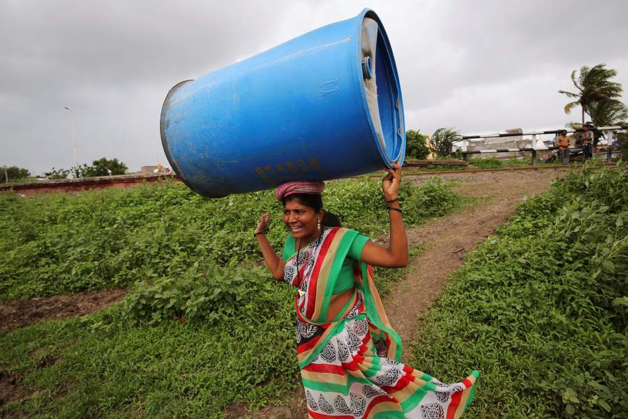 Индийские дети ездят за водой на поезде