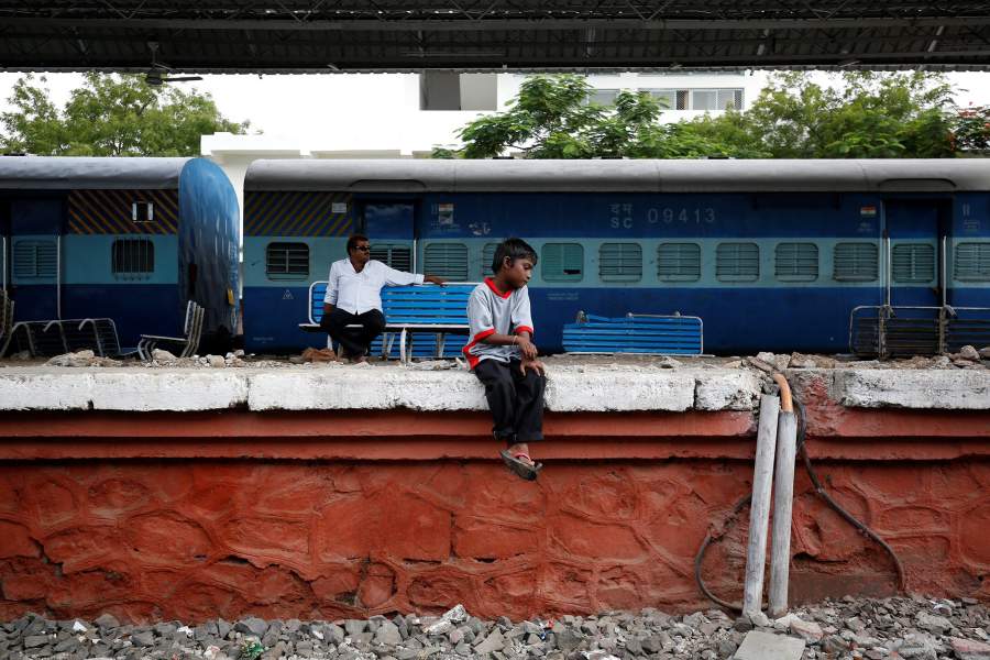 Индийские дети ездят за водой на поезде