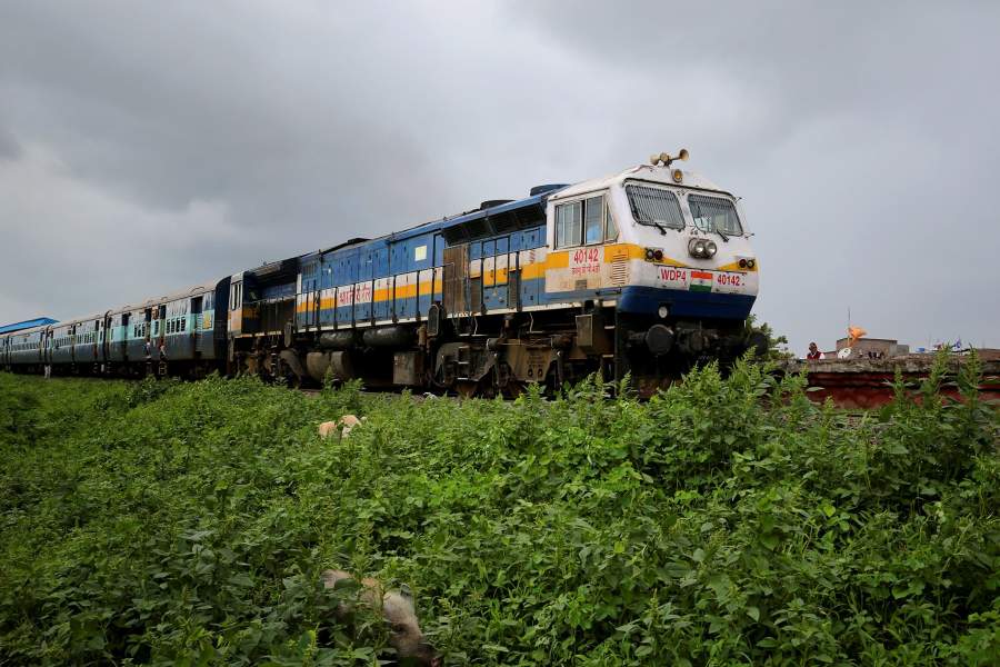 Индийские дети ездят за водой на поезде