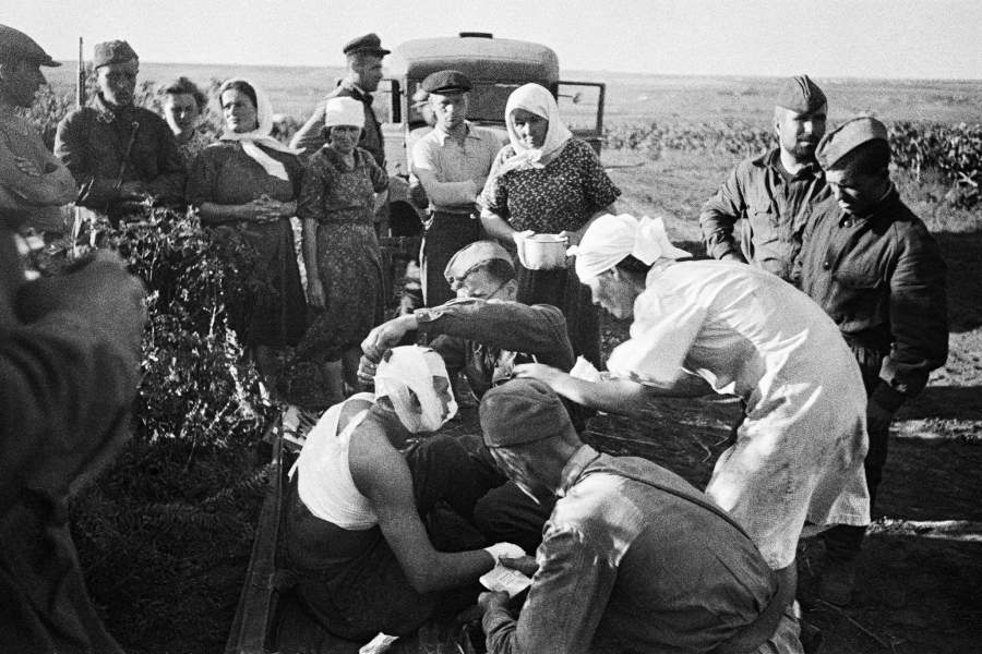 Великая Отечественная война 1941-1945гг. 22 июня 1941г. Медсестры оказывают помощь первым раненым после воздушного налёта фашистов под Кишиневом.