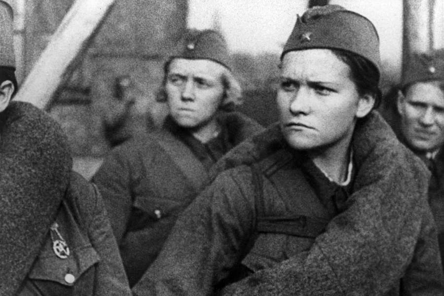 Великая Отечественная война 1941-1945 гг. Кадр из документального фильма "Москвичи в 1941 году". Женщины-ополченцы.
