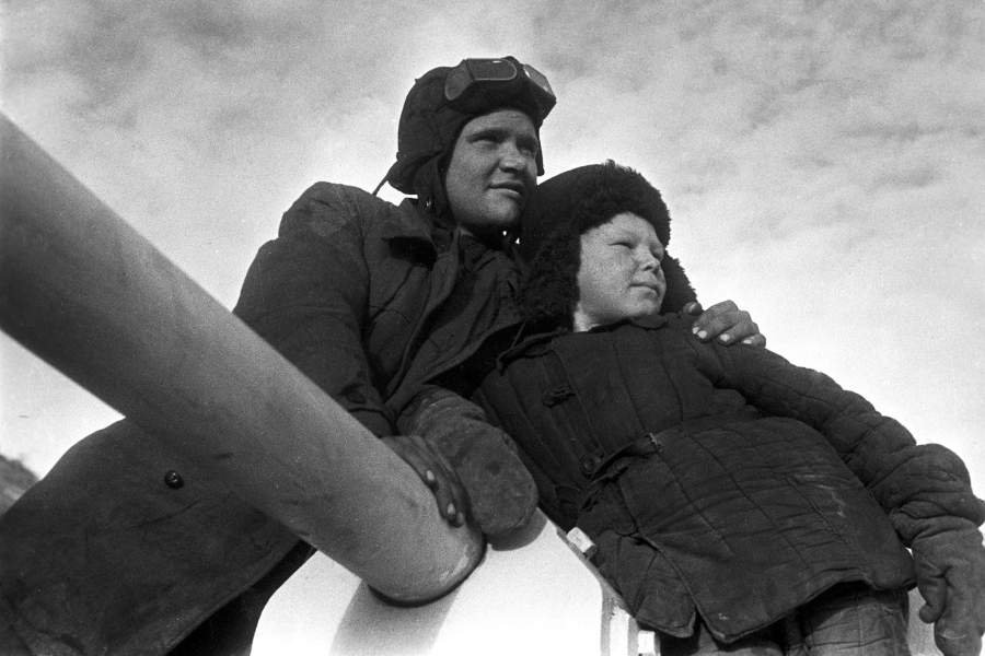 Танкист И. Коронков и "сын полка" Павел