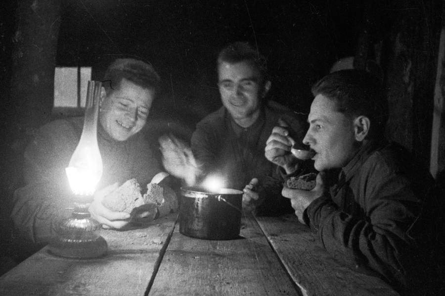 Обед во фронтовой землянке