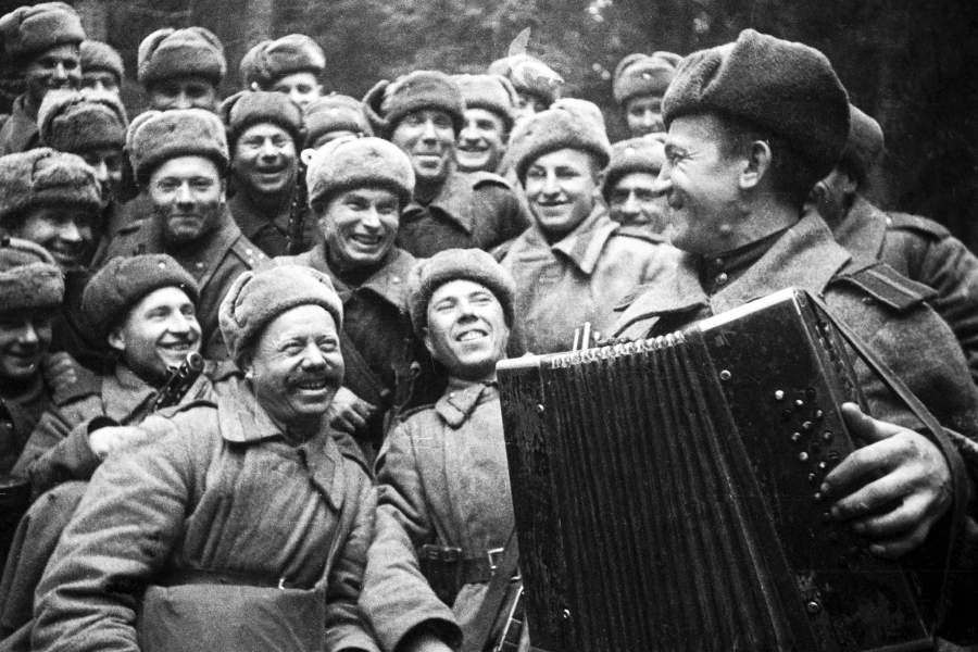 Советские солдаты слушают игру на баяне своего товарища