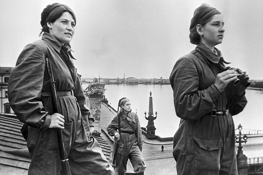 Блокада Ленинграда. Девушки-бойцы местной противовоздушной обороны (МПВО) несут боевое дежурство на крыше дома №4 по улице Халтурина (Миллионной) 