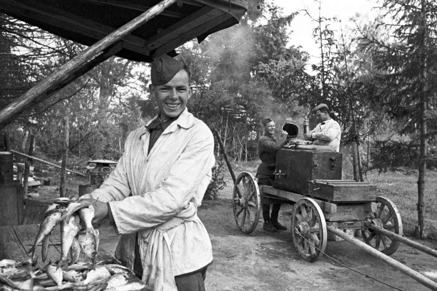 Ротный повар готовит рыбу. 