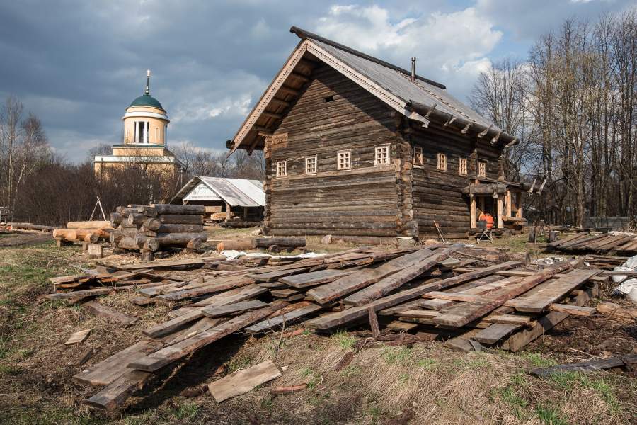 В селе Воздвиженское, реставраторы деревянного зодчества создали уникальное место – музей живой северной архаики и центр ремесел «Новое старое»