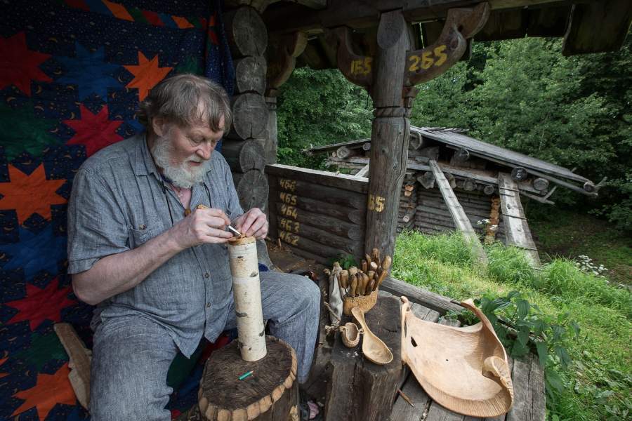 В селе Воздвиженское, реставраторы деревянного зодчества создали уникальное место – музей живой северной архаики и центр ремесел «Новое старое»