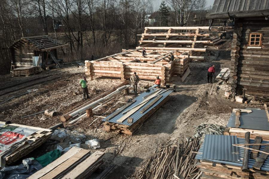 В селе Воздвиженское, реставраторы деревянного зодчества создали уникальное место – музей живой северной архаики и центр ремесел «Новое старое»