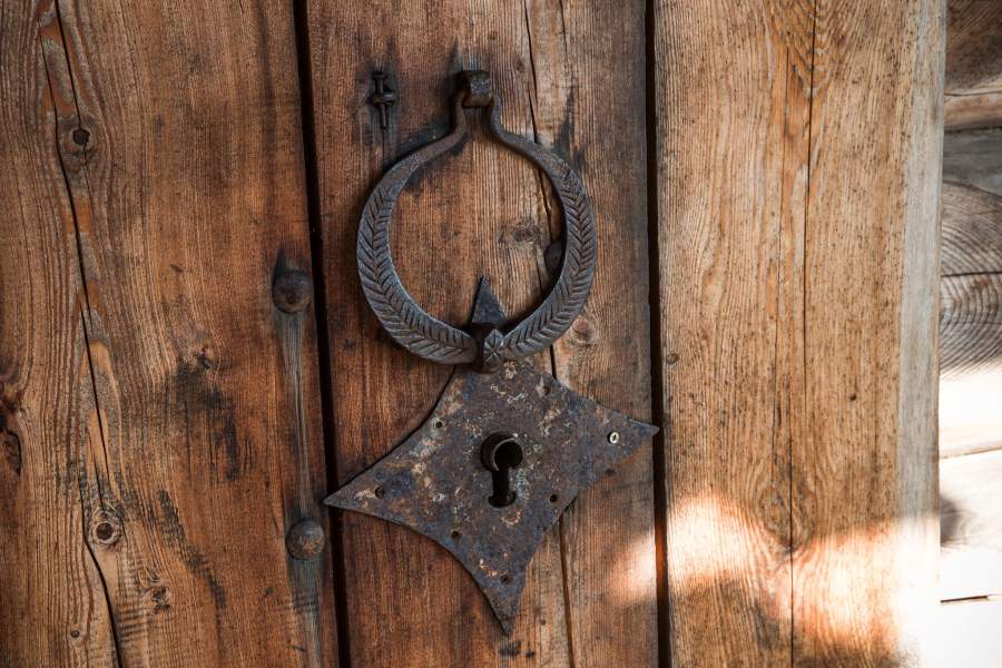 В селе Воздвиженское, реставраторы деревянного зодчества создали уникальное место – музей живой северной архаики и центр ремесел «Новое старое»