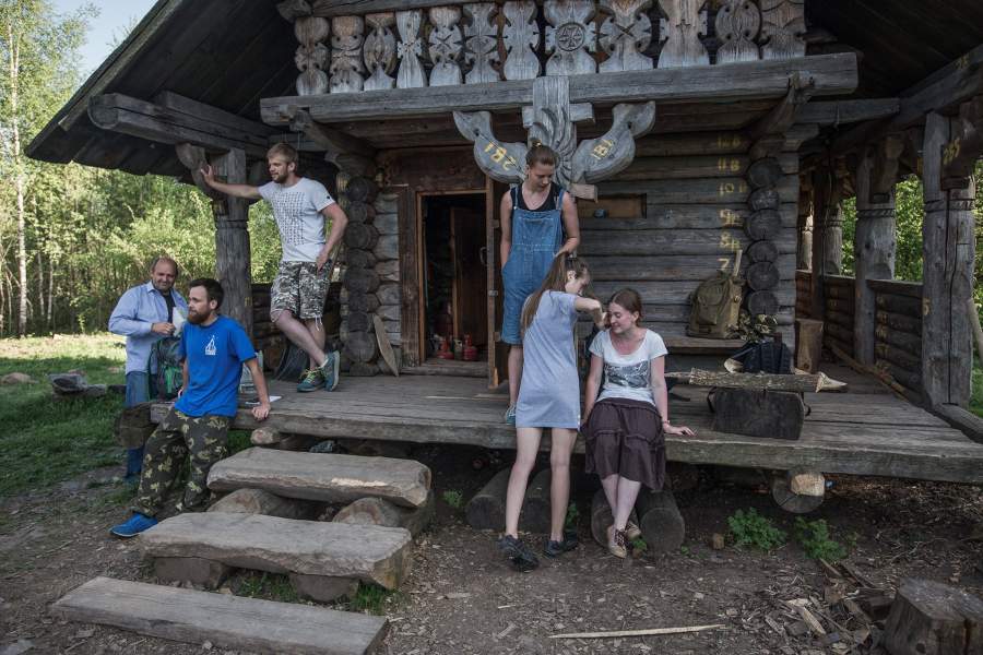 В селе Воздвиженское, реставраторы деревянного зодчества создали уникальное место – музей живой северной архаики и центр ремесел «Новое старое»