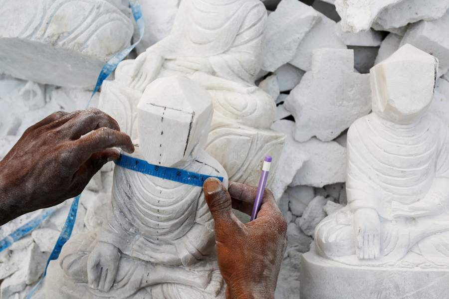 На протяжении многих поколений ремесленники в этой части Мьянмы, зарабатывают себе на жизнь изготовлением из мрамора статуй Будды, которые продаются в соседнем городе Мандалай или экспортируются в соседние Китай и Таиланд