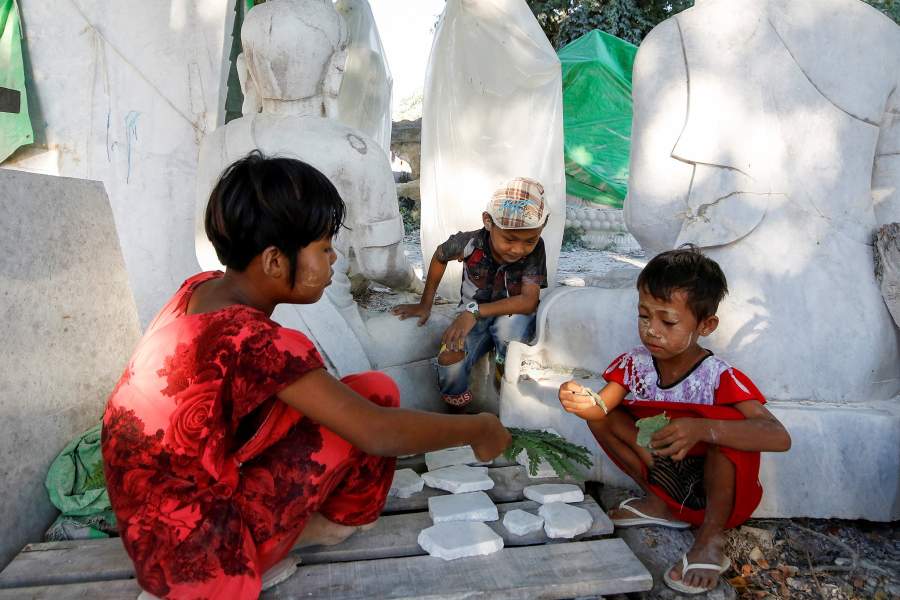 На протяжении многих поколений ремесленники в этой части Мьянмы, зарабатывают себе на жизнь изготовлением из мрамора статуй Будды, которые продаются в соседнем городе Мандалай или экспортируются в соседние Китай и Таиланд
