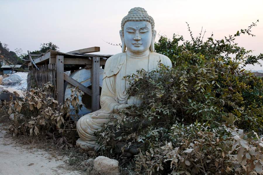 На протяжении многих поколений ремесленники в этой части Мьянмы, зарабатывают себе на жизнь изготовлением из мрамора статуй Будды, которые продаются в соседнем городе Мандалай или экспортируются в соседние Китай и Таиланд