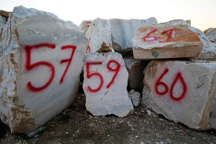 На протяжении многих поколений ремесленники в этой части Мьянмы, зарабатывают себе на жизнь изготовлением из мрамора статуй Будды, которые продаются в соседнем городе Мандалай или экспортируются в соседние Китай и Таиланд