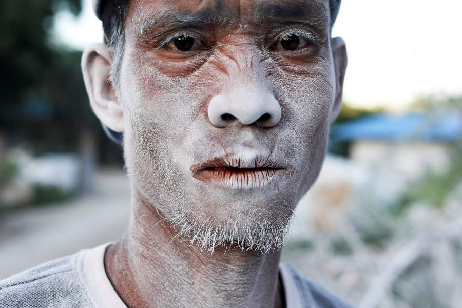 На протяжении многих поколений ремесленники в этой части Мьянмы, зарабатывают себе на жизнь изготовлением из мрамора статуй Будды, которые продаются в соседнем городе Мандалай или экспортируются в соседние Китай и Таиланд