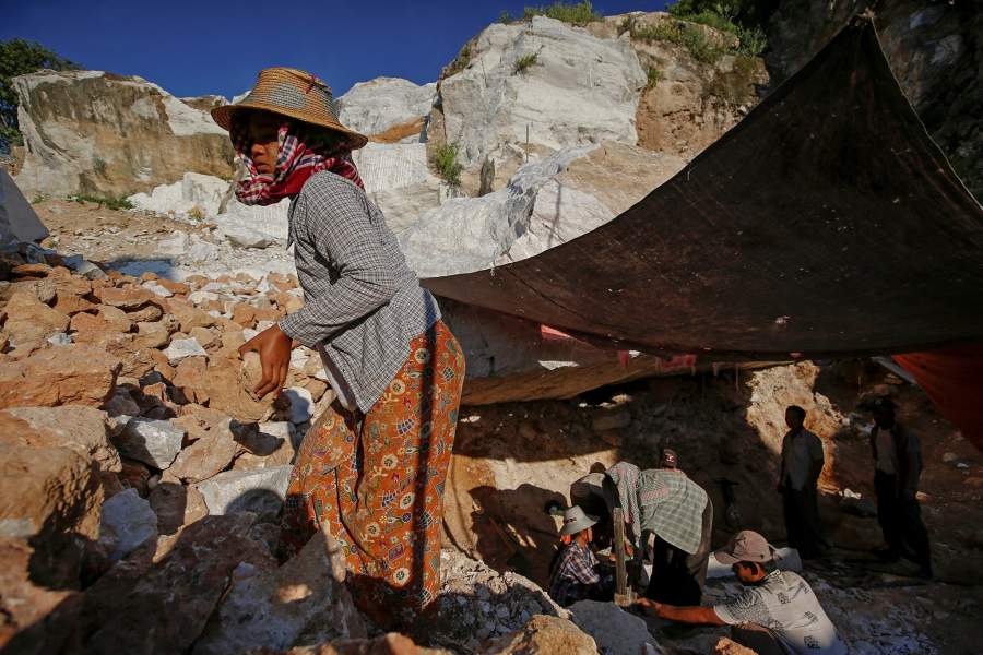 На протяжении многих поколений ремесленники в этой части Мьянмы, зарабатывают себе на жизнь изготовлением из мрамора статуй Будды, которые продаются в соседнем городе Мандалай или экспортируются в соседние Китай и Таиланд