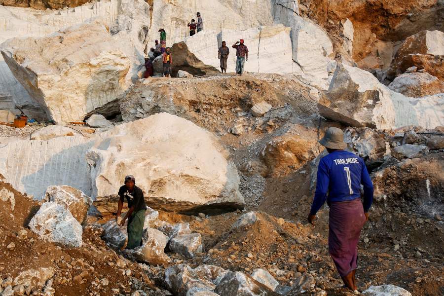 На протяжении многих поколений ремесленники в этой части Мьянмы, зарабатывают себе на жизнь изготовлением из мрамора статуй Будды, которые продаются в соседнем городе Мандалай или экспортируются в соседние Китай и Таиланд
