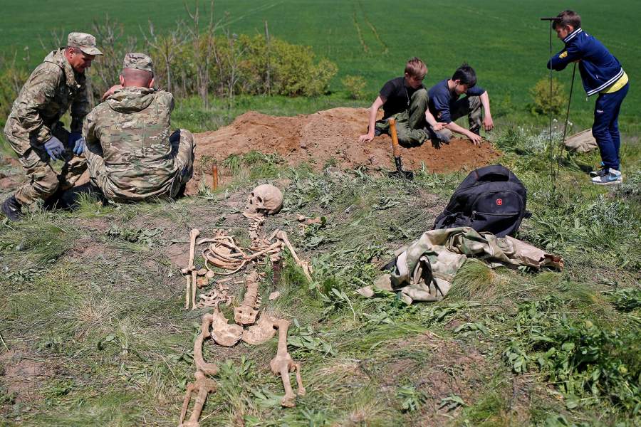 Работа поисковой группы на месте раскопок, где были найдены останки красноармейцев, погибших во Второй мировой войне