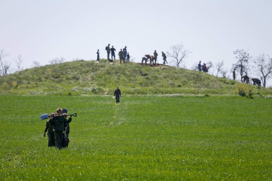 Работа поисковой группы на месте раскопок, где были найдены останки красноармейцев, погибших во Второй мировой войне