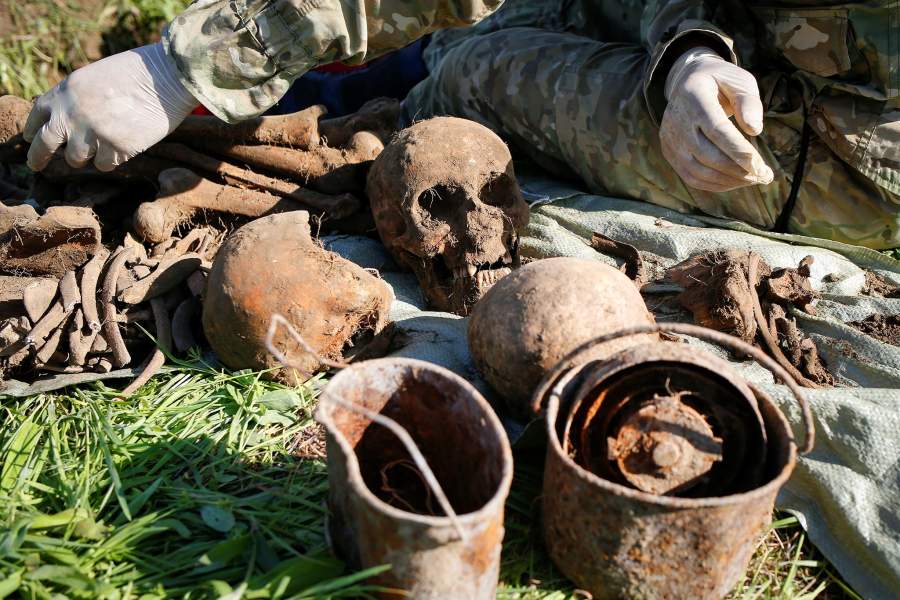 Работа поисковой группы на месте раскопок, где были найдены останки красноармейцев, погибших во Второй мировой войне