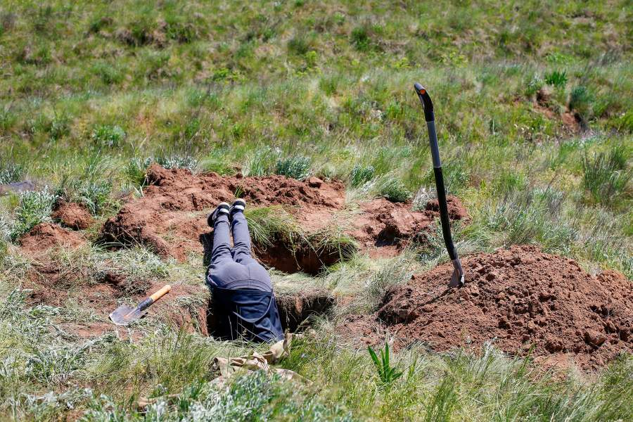 Работа поисковой группы на месте раскопок, где были найдены останки красноармейцев, погибших во Второй мировой войне