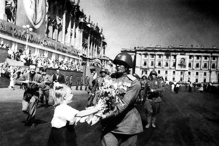 Великая победа 1945 фото Встречный марш: как победители входили в Ленинград Фотогалереи Известия