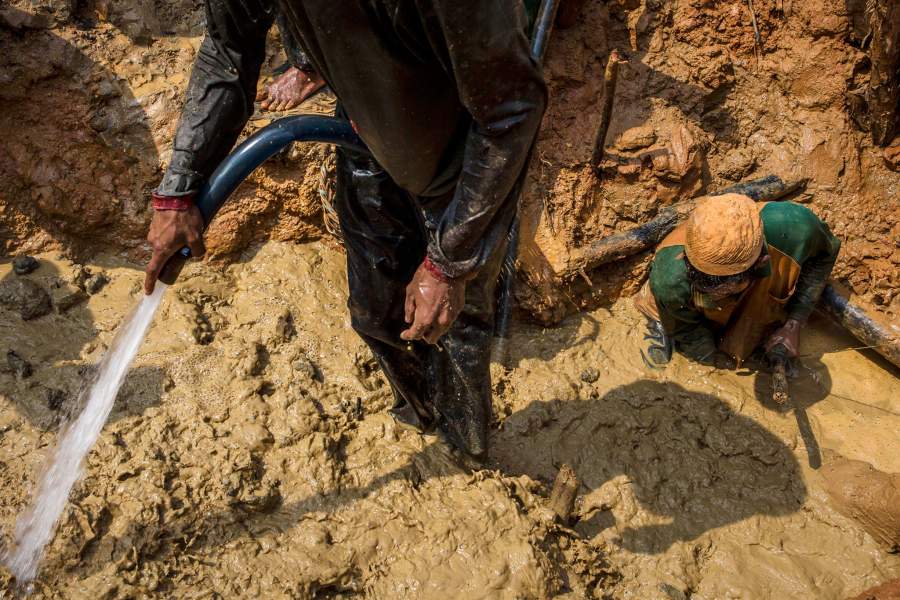 Добыча алмазов в Индонезии