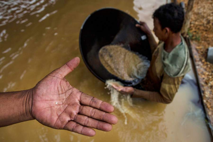 Добыча алмазов в Индонезии
