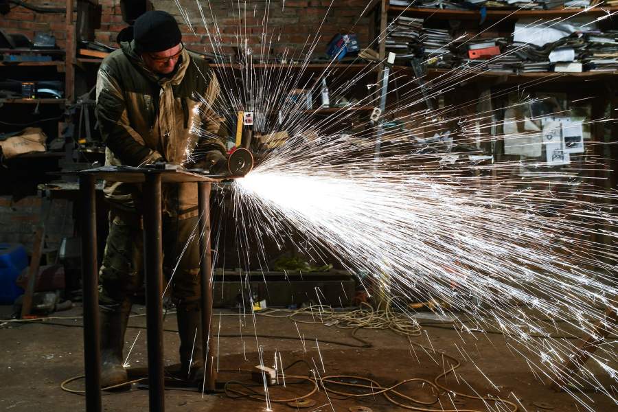 Мастер в Новосибирской области делает копии боевой техники времен ВОВ