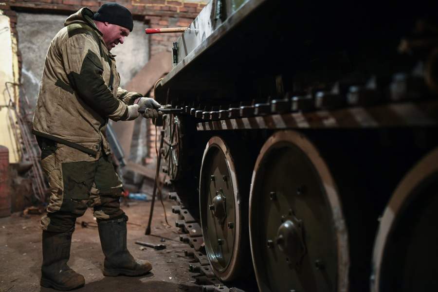 Мастер в Новосибирской области делает копии боевой техники времен ВОВ