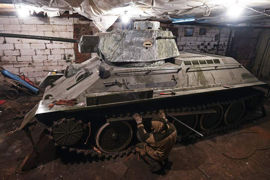Мастер в Новосибирской области делает копии боевой техники времен ВОВ