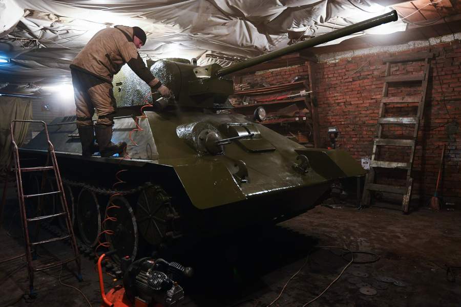 Мастер в Новосибирской области делает копии боевой техники времен ВОВ