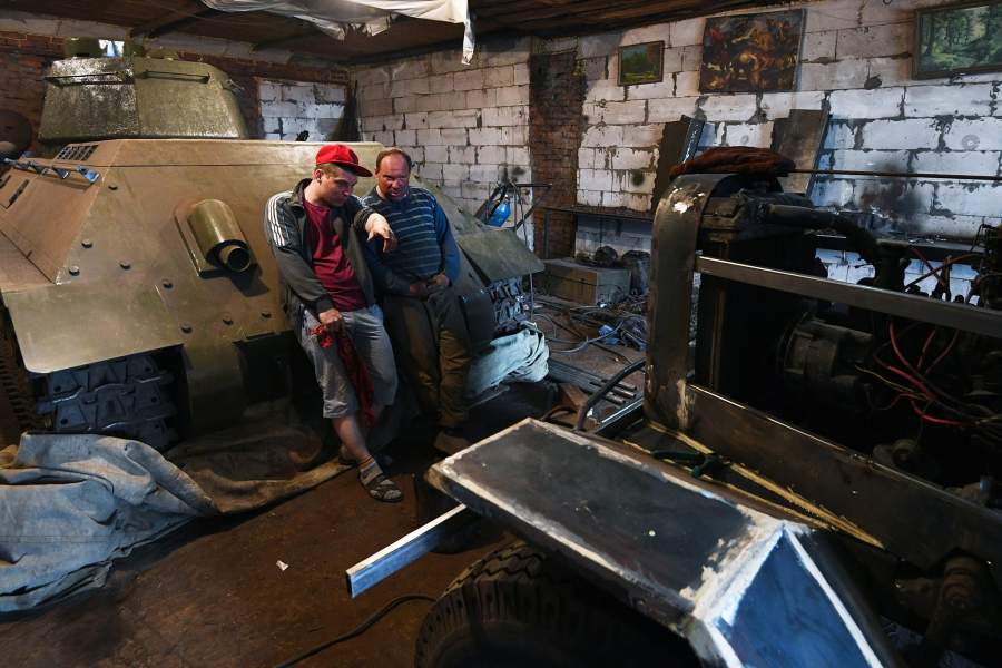 Мастер в Новосибирской области делает копии боевой техники времен ВОВ