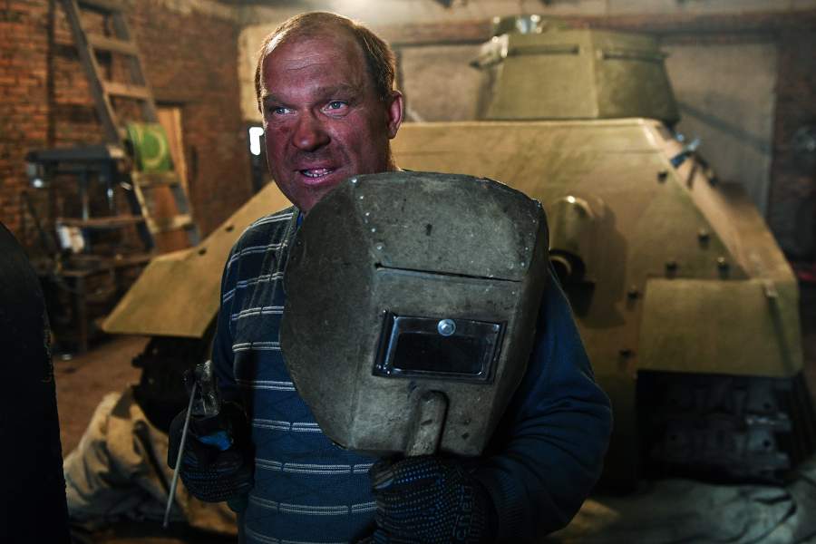 Мастер в Новосибирской области делает копии боевой техники времен ВОВ